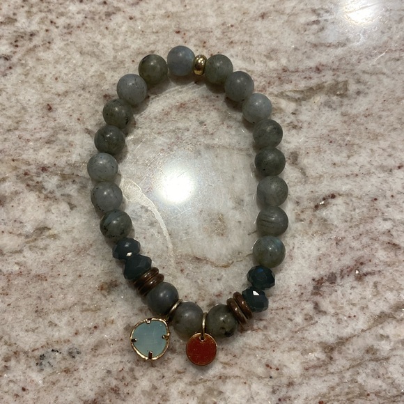 Green beaded stretch bracelet with hanging charm. - Picture 5 of 7